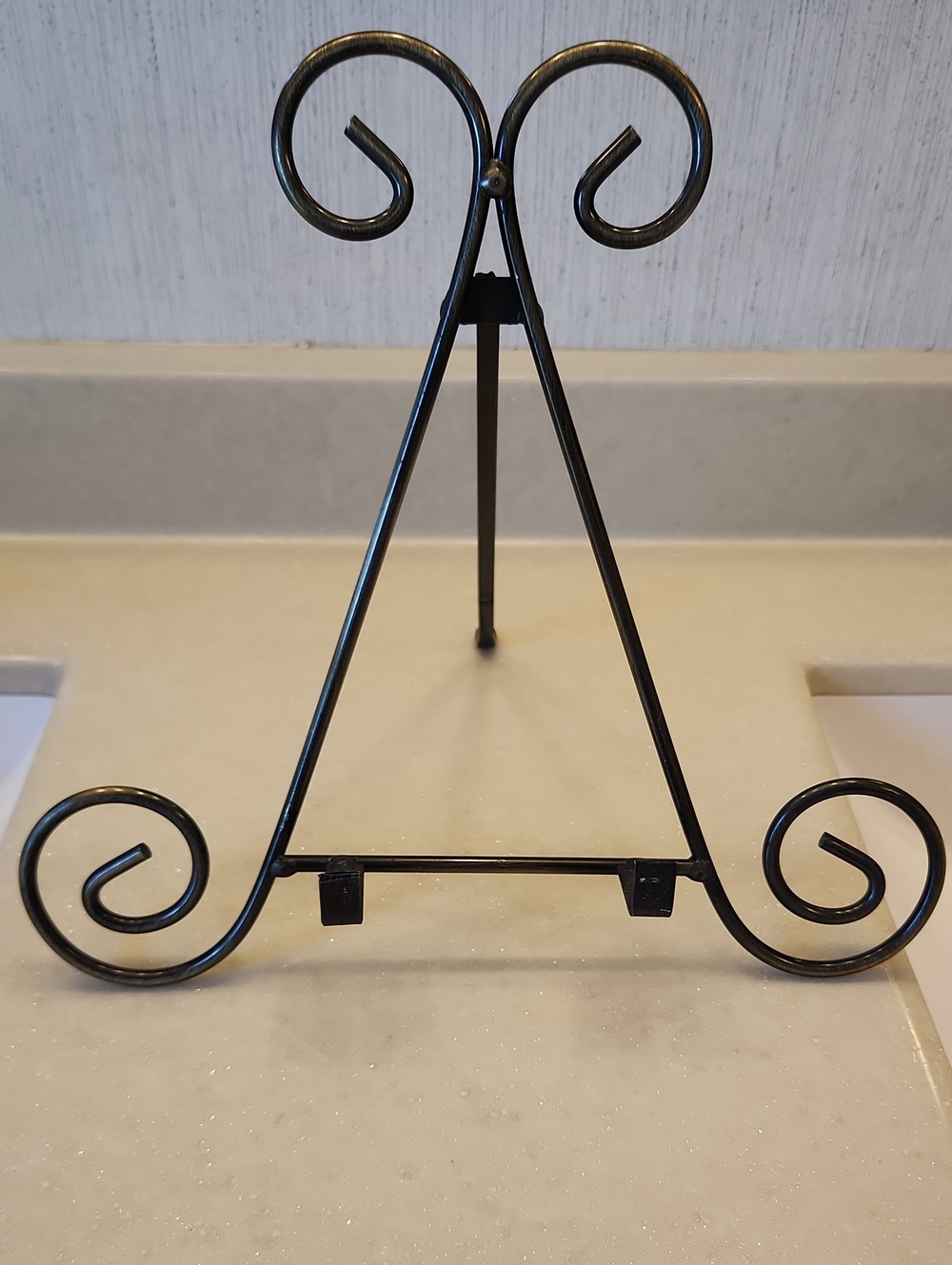 Black & Gold Metal Scroll Plate/Frame Easel Stand